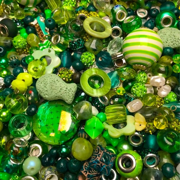 Large GREEN BEADS CHARMS DIY JEWELRY MAKING CRAFTING SUPPLIES BUNDLE MIXED LOT - Picture 2 of 11